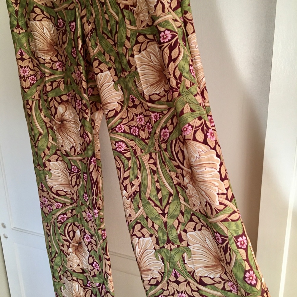 Wide leg flowy pants.